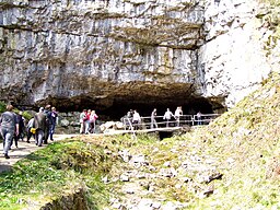 Ingleborough Mağarası girişi.jpg