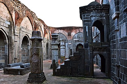 Вътре в Qutab Shahi Masjid.jpg