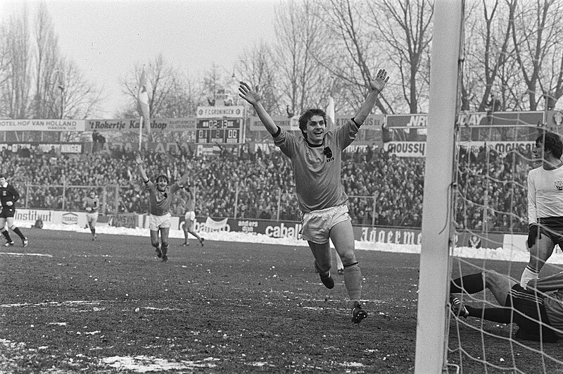 File:Interland Nederland tegen Cyprus 3-0 in Groningen, blijde Cees Schapendonk na sc, Bestanddeelnr 931-3354.jpg