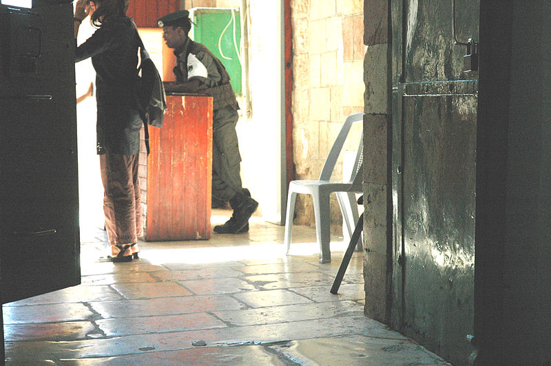 File:Israeli soldier at Abraham mosque2.jpg