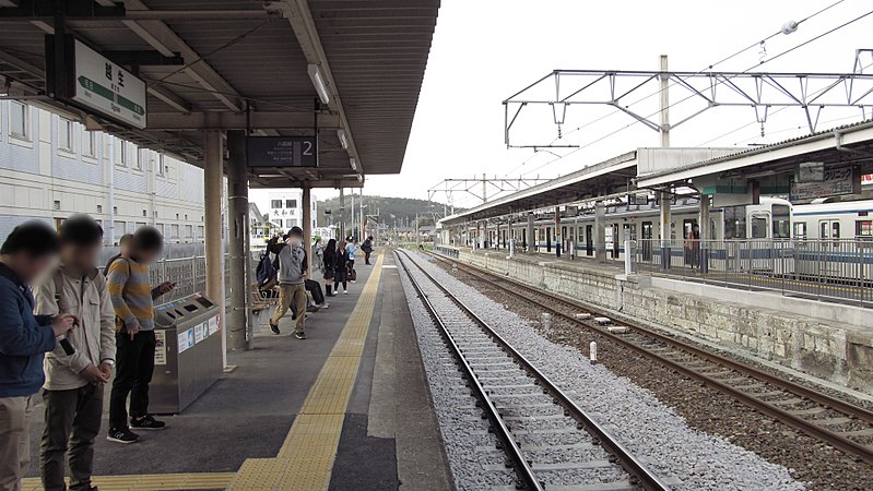File:JREast-Hachiko-line-Ogose-station-platform-20140410-155952.jpg