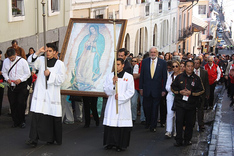 File:JRM encabezando procesión en Quito 2013.jpg