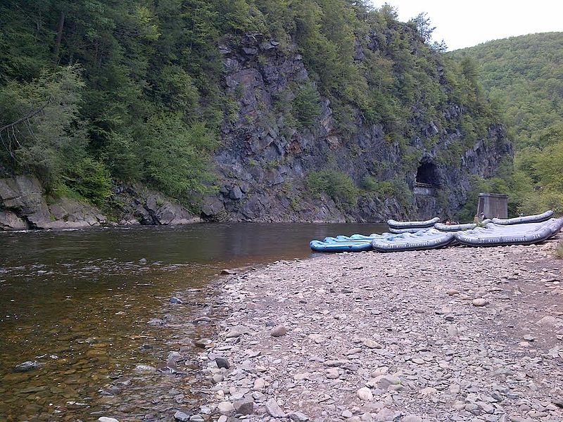 File:Jim Thorpe River Adventures rafts at Glen Onoko.jpg