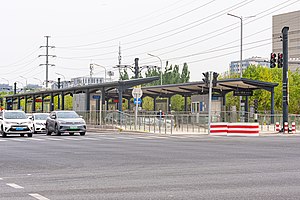 車站外觀，站牌標作「經海一路站（京東方）」