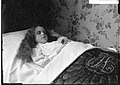 Nr. 1: Ein totes junges Mädchen, aufgenommen am 10. Dezember 1902 vermutlich in oder in der Nähe von Zürich, Auftraggeber war ein "Dir. Nathan"