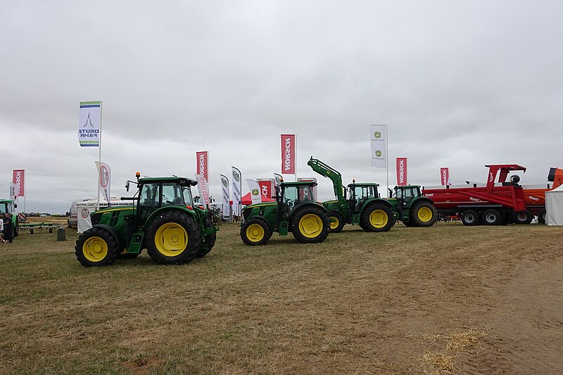 File:John Deere tractor @ Innov-Agri 2016 @ Outarville (29527483215).jpg