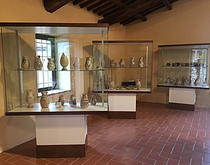 Allestimento con i reperti ceramici medievali e rinascimentali al primo piano, Torre Julia de Jacopo, Museo della Città