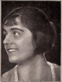 Portréja a Magyar színművészeti lexikonban (1929)