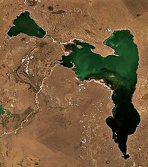 Tundik Nehri'nin (solda) son bölümü ve Karasor Gölünün batı kıyısındaki ağzı, Sentinel-2 görüntüsü — Kaynak, — Ağız, Kazakistan