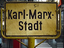 Ein ehemaliges Ortseingangsschild von Karl-Marx-Stadt