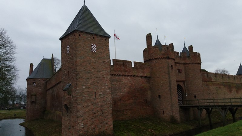 File:Kasteel Doornenburg 114034.jpg