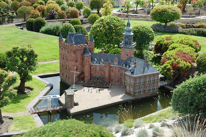 File:Kasteel Nijenrode.jpg