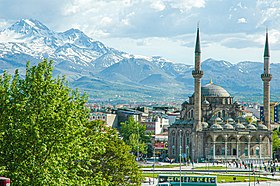 Vista do vulcão extinto Monte Argeu (em turco: Erciyes Dağı) e da mesquita Bürüngüz desde a cidade de Caiseri