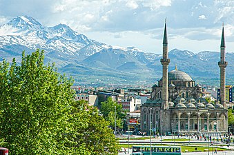 Bürüngüz-Moschee und Berg Erciyes