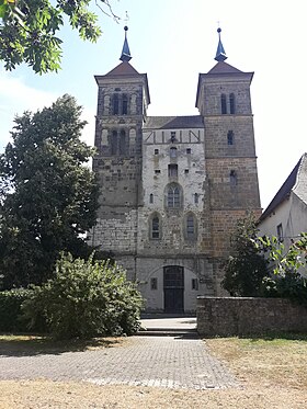 Manastır kilisesine giriş