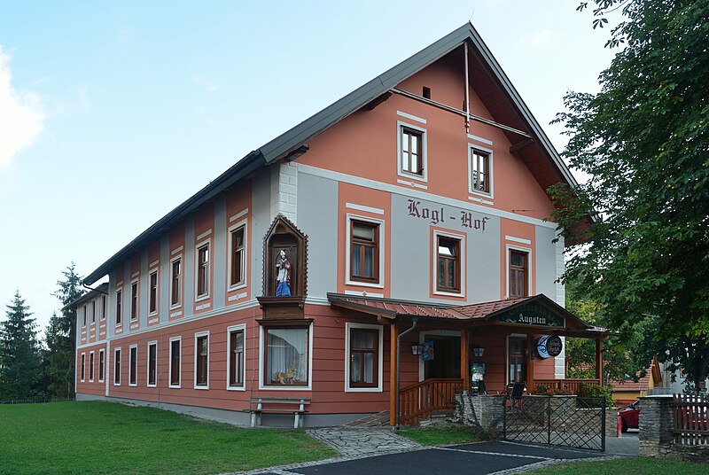 File:Kogl-Hof, Dorfschenke Augsten, Koglhof.jpg