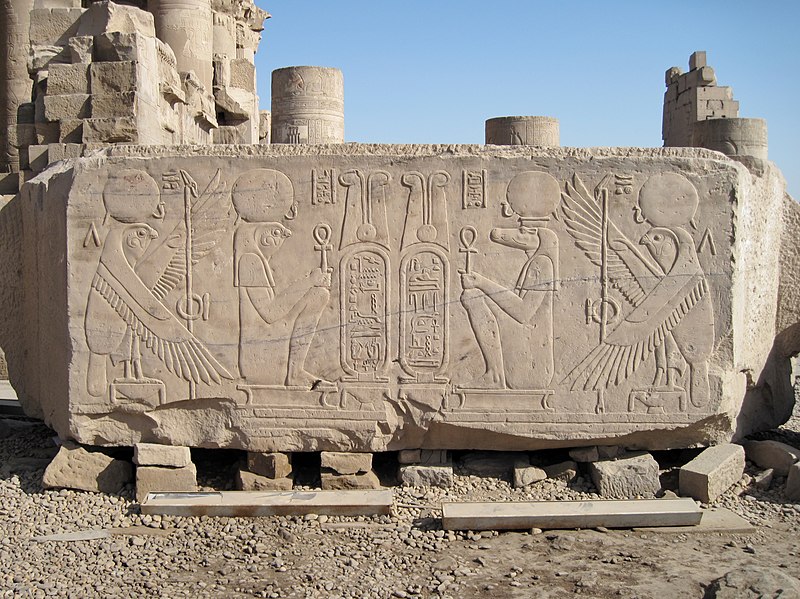 File:Kom Ombo Architrav 04.JPG