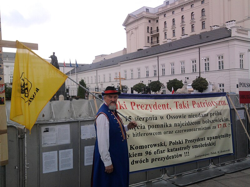 File:Krzyż przed Pałacem Prezydenckim w Warszawie 4.jpg