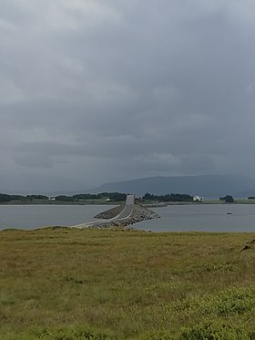 Pont menant de l'île Kuli à Edøya