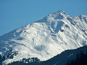 Vue de la Norma depuis la Maurienne à l'ouest avec ses pentes couvertes par les remontées mécaniques et pistes de ski de la station de la Norma.