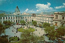 Vista de la Plaza Murillo en 1987, rodeada del Palacio Legislativo de Bolivia y el Palacio Quemado, sedes del poder ejecutivo y legislativo de Bolivia, respectivamente.