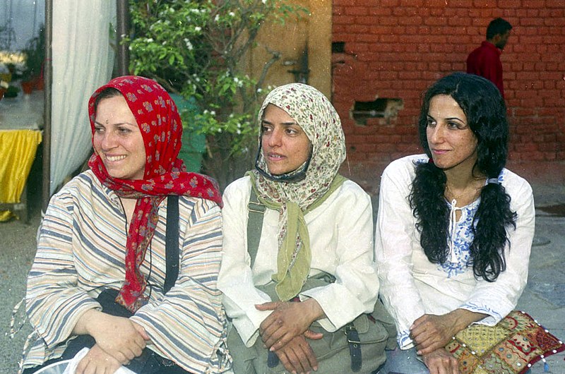 File:Ladies enjoying the ambience of Basant Saras (exhibition cum sale of products by rural craftsmen) at Dilli Haat, in New Delhi on April 01, 2005.jpg