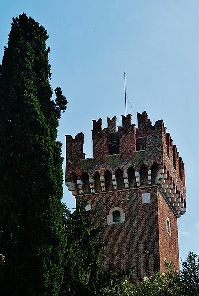 File:Lazise Castello Scaligero Torre 4.jpg