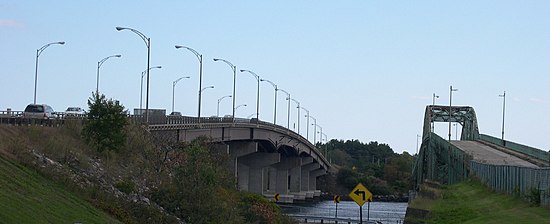 View looking south from Dover Point. From left; the 1984 and 1966 spans of the Capt. John F. Rowe Bridge, and the General Sullivan Bridge. Photo taken in 2006, prior to construction of the Ruth L. Griffin Bridge between the bridges shown. Little Bay and General Sullivan Bridges 01.jpg