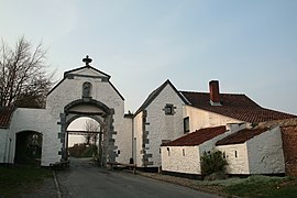 La porte d'enceinte de l'ancienne abbaye Saint-Pierre de Lobbes en 2009, située à Lobbes dans la province de Hainaut.