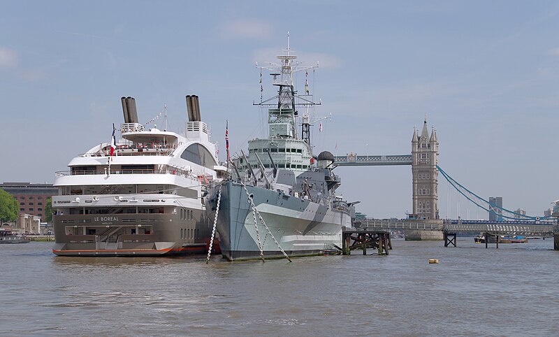 File:London MMB »0V8 "Le Boreal" and HMS Belfast.jpg