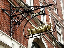 Sir Thomas Gresham's gilded grasshopper symbol, Lombard Street, London, 1563 Londres - Lombard Street.JPG