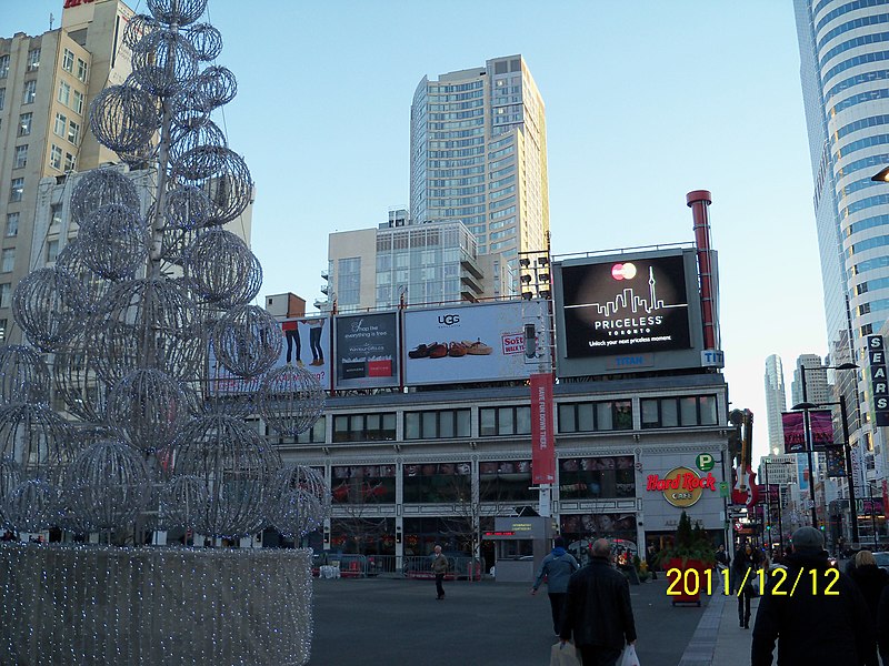 File:Looking south on Yonge Street from Dundas Square, Toronto - panoramio (2).jpg