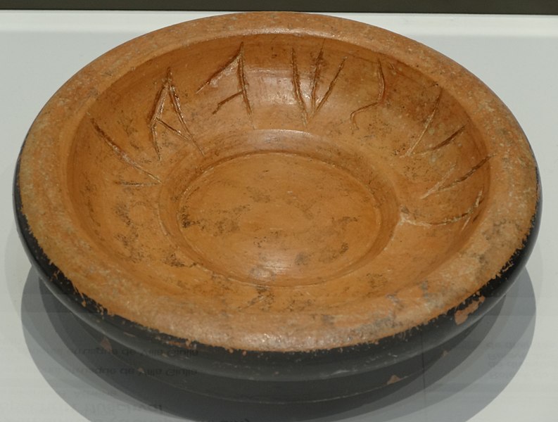 File:Louvre-Lens - Les Étrusques et la Méditerranée - 189 - Cerveteri, musée national cérétain, inv. 119337 (Pied d'Amphore avec inscription tluschval) (B).JPG