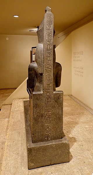 File:Luxor Museum Statuen Haremhab Atum 06.jpg