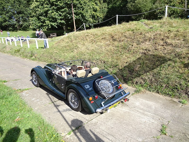 File:MORGAN CARS AT BROOKLANDS (10121990965).jpg