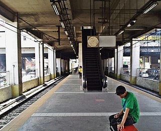Estação Taft Avenue, uma das poucas plataformas da ilha na Linha 3 do Metrô de Manila, Filipinas