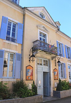 Photographie en couleurs d'une mairie (bâtiment administratif) à Gerde, en France.