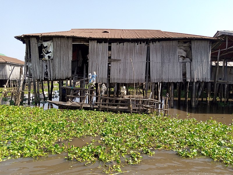 File:Maisons sur pilotis sur le fleuve Ganvié au Bénin 62.jpg