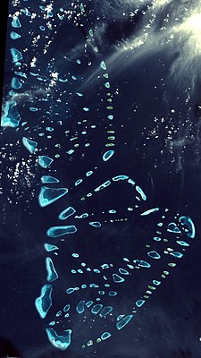 Вид из космоса на одну из групп атоллов архипелага.