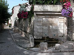 La fontaine, l'ancien abreuvoir à chevaux et le lavoir.