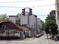 Pogled na raskrsnicu ulica Marka Oreškovića (uzbrdo, ka Bulevaru) i Dimitrija Tucovića (lijevo i desno).