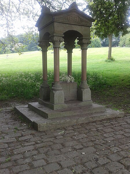 File:Meersbrook Park drinking fountain.jpg