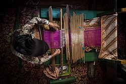 Melestarikan Songket Palembang.jpg