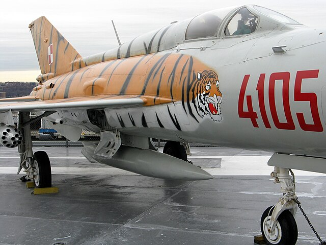 Patine.....ou anti-patinage ??? 640px-MiG-21_PFM_-_Tiger_Meet