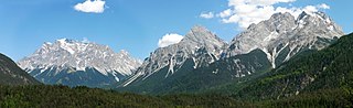 Westabschluss der Mieminger Kette vom Fernpass mit Ehrwalder Sonnenspitze (Mitte), Grünstein (rechts) und Zugspitze (links)