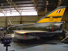 Jet militar monomotor de ala delta en un hangar
