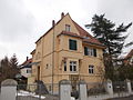 Villa mit Einfriedung und Garten