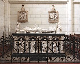 Vedere laterală a unui mormânt de marmură, înconjurat de figuri culcate din alabastru.