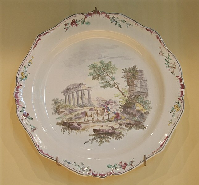 File:Musée de la faïence, plat circulaire par Savy.jpg