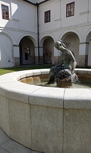 File:Muzeum Jindřichohradecka, fountain 01.jpg